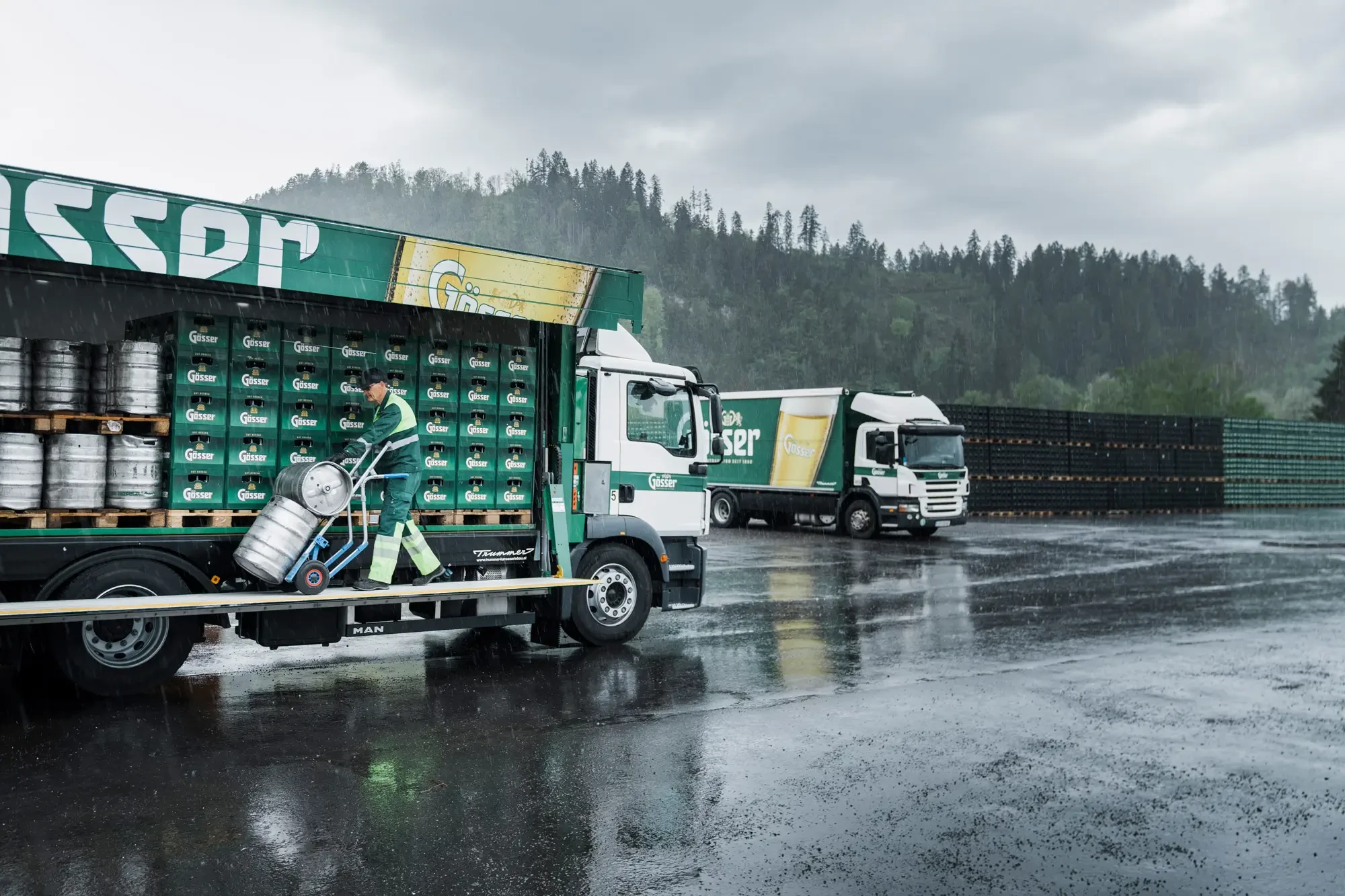 Gösser LKW bei der Auslieferung von Bierfässern auf einem Industriegelände, fotografiert von Robert Maybach
