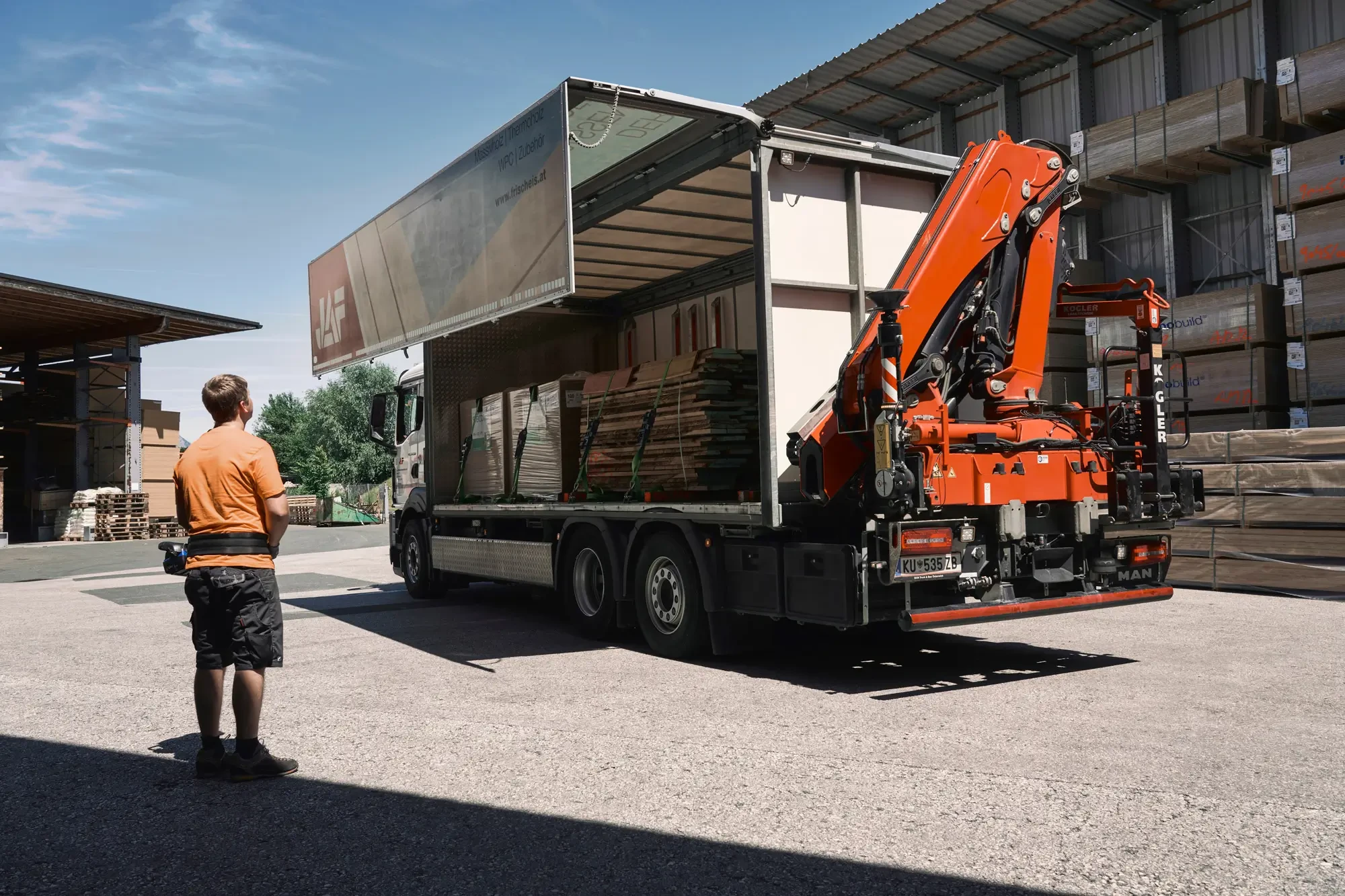 JAF Wingliner LKW mit offenem Seitenflügel und Ladung, fotografiert von Robert Maybach