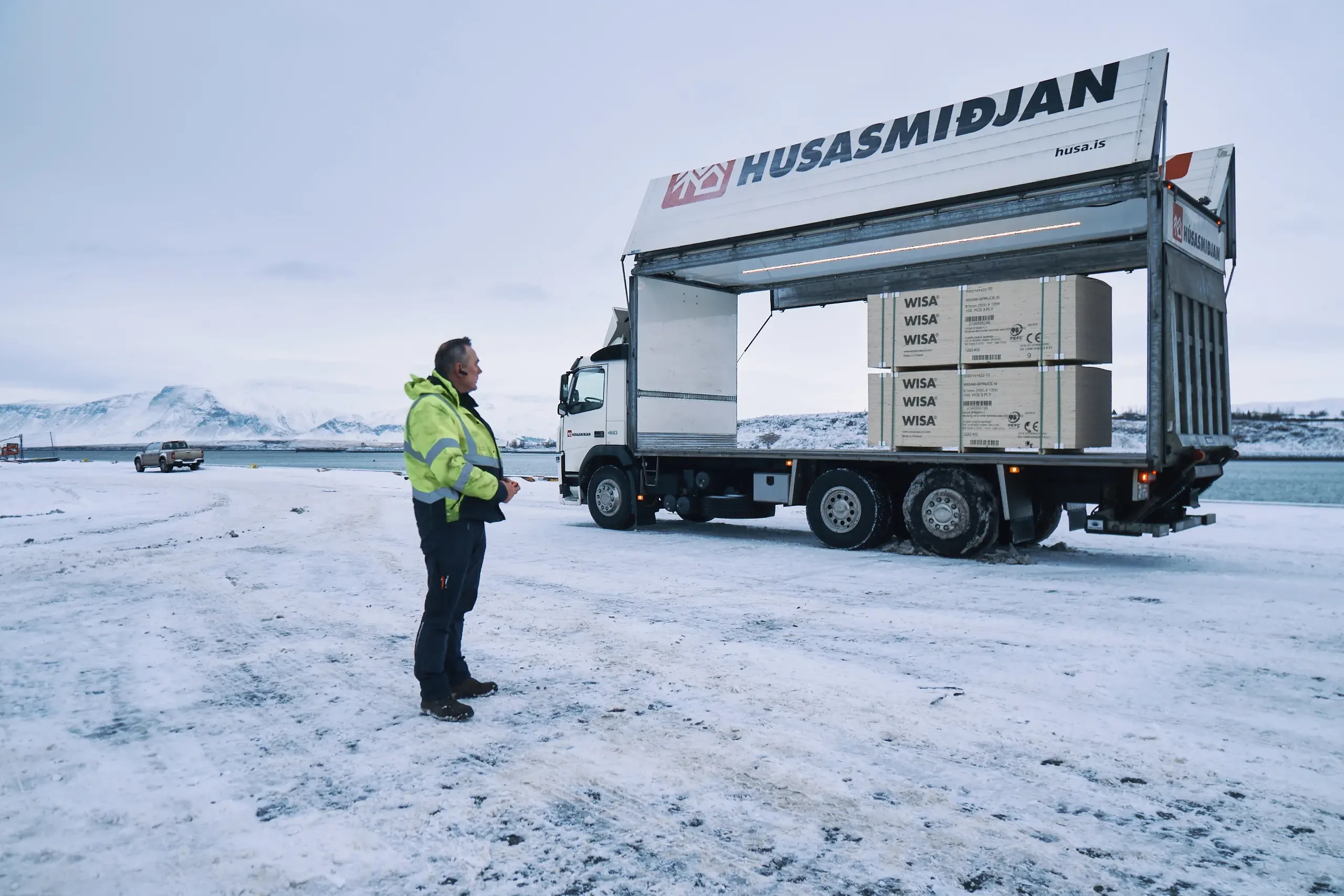 LKW von Husasmidjan auf verschneiter Winglinger Island mit WISA-Baumaterialien