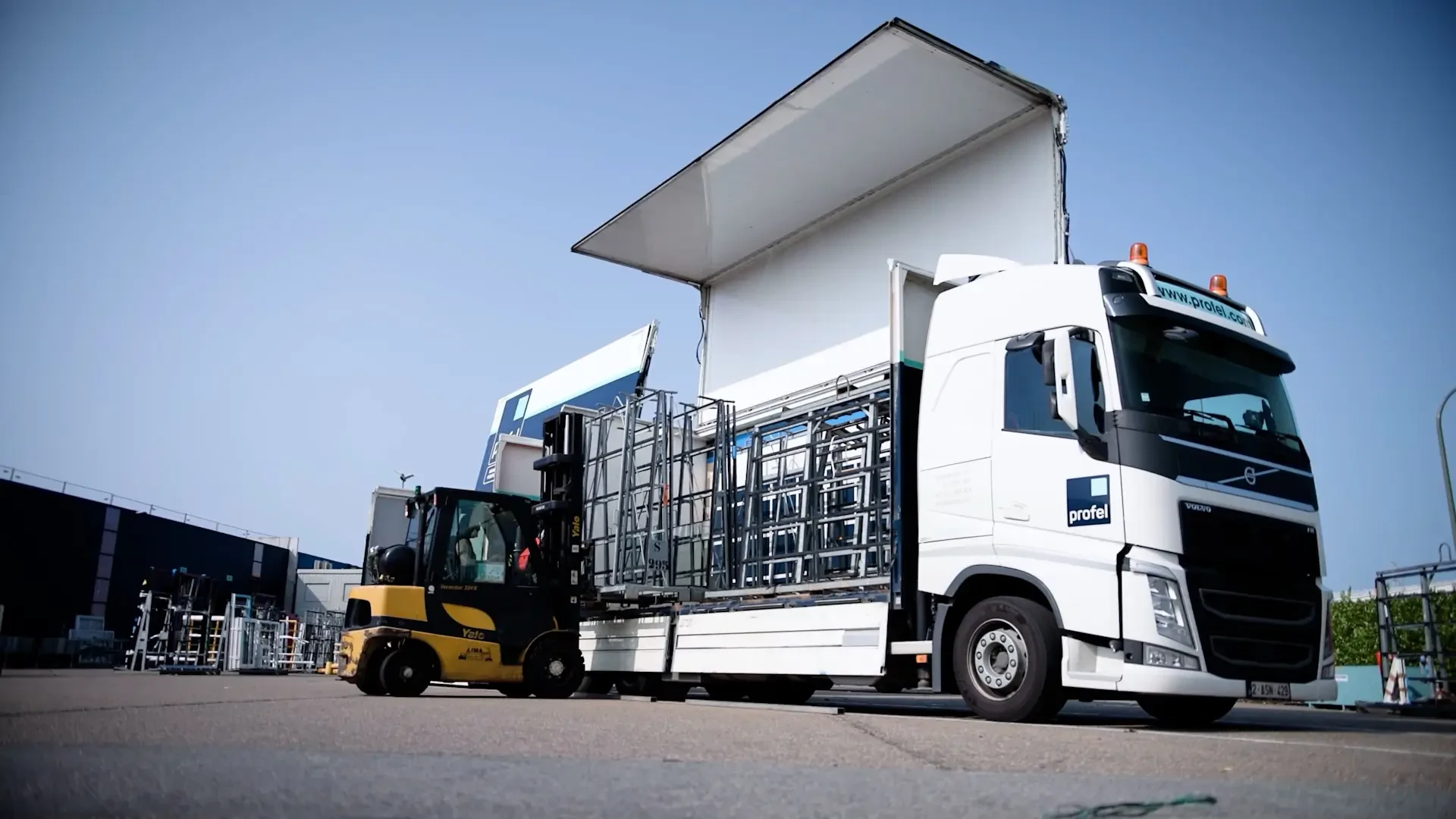 Wingliner LKW von Profel beim Be- oder Entladen mit Gabelstapler