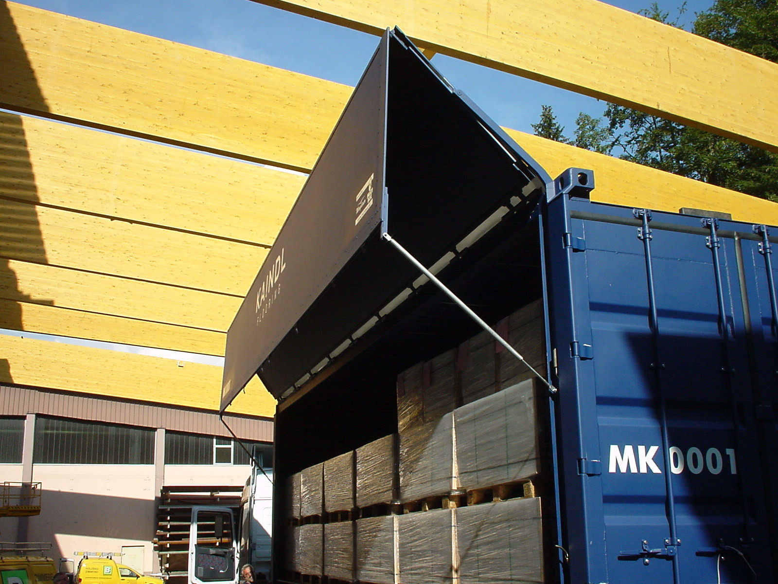 Geöffneter classic Container Multibox für den Bahntransport, beladen mit Paletten