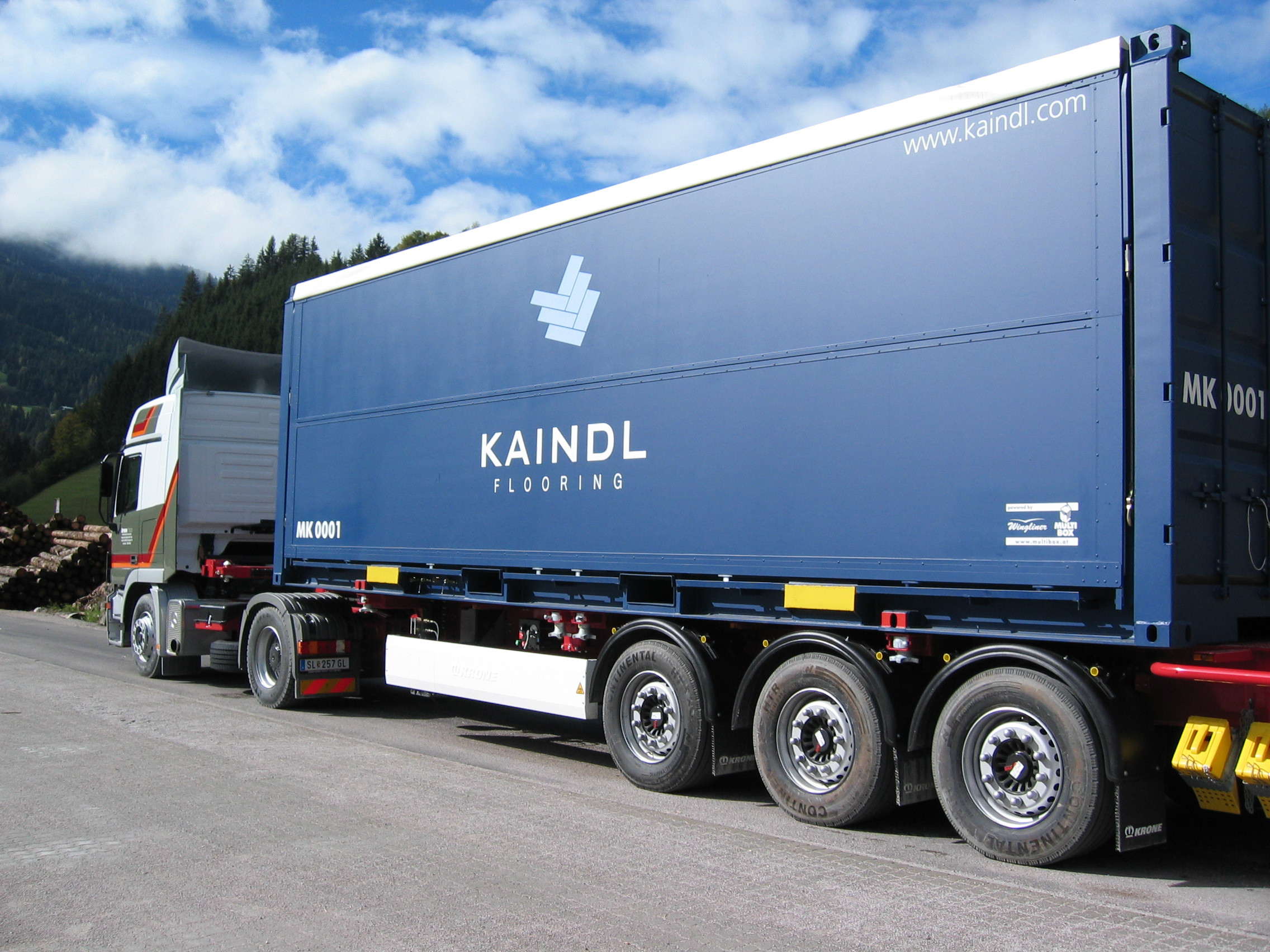 Classic Container Multibox auf LKW mit Kaindl Flooring Werbung