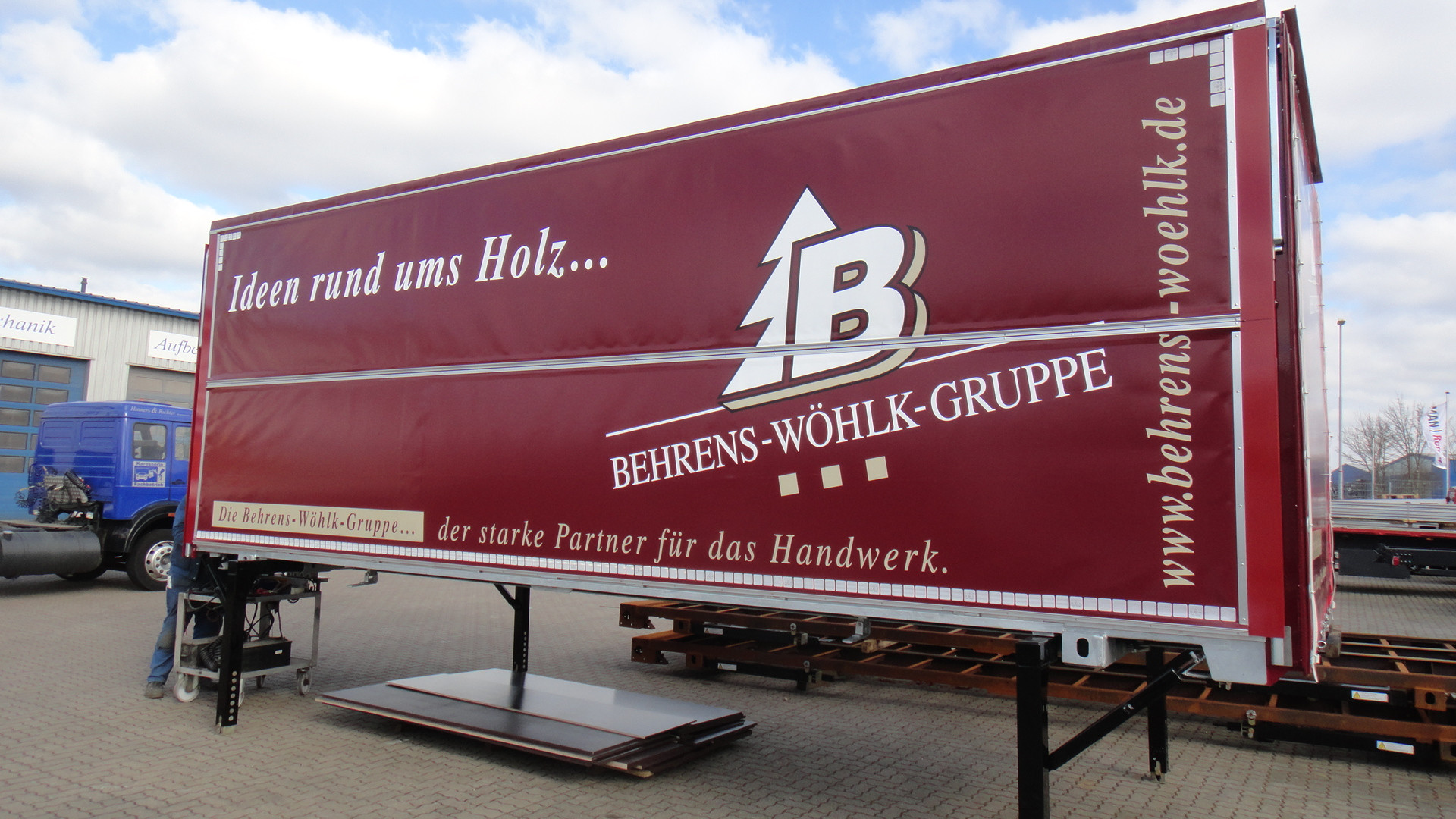 classic swap body mit Behrens-Wöhlk-Gruppe Logo und Slogan für das Handwerk