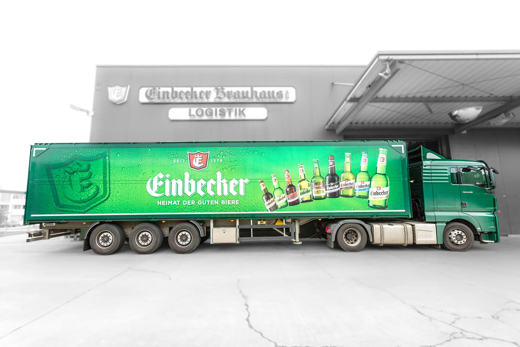 Einbecker Brauhaus LKW mit Bierflaschen vor Logistikzentrum