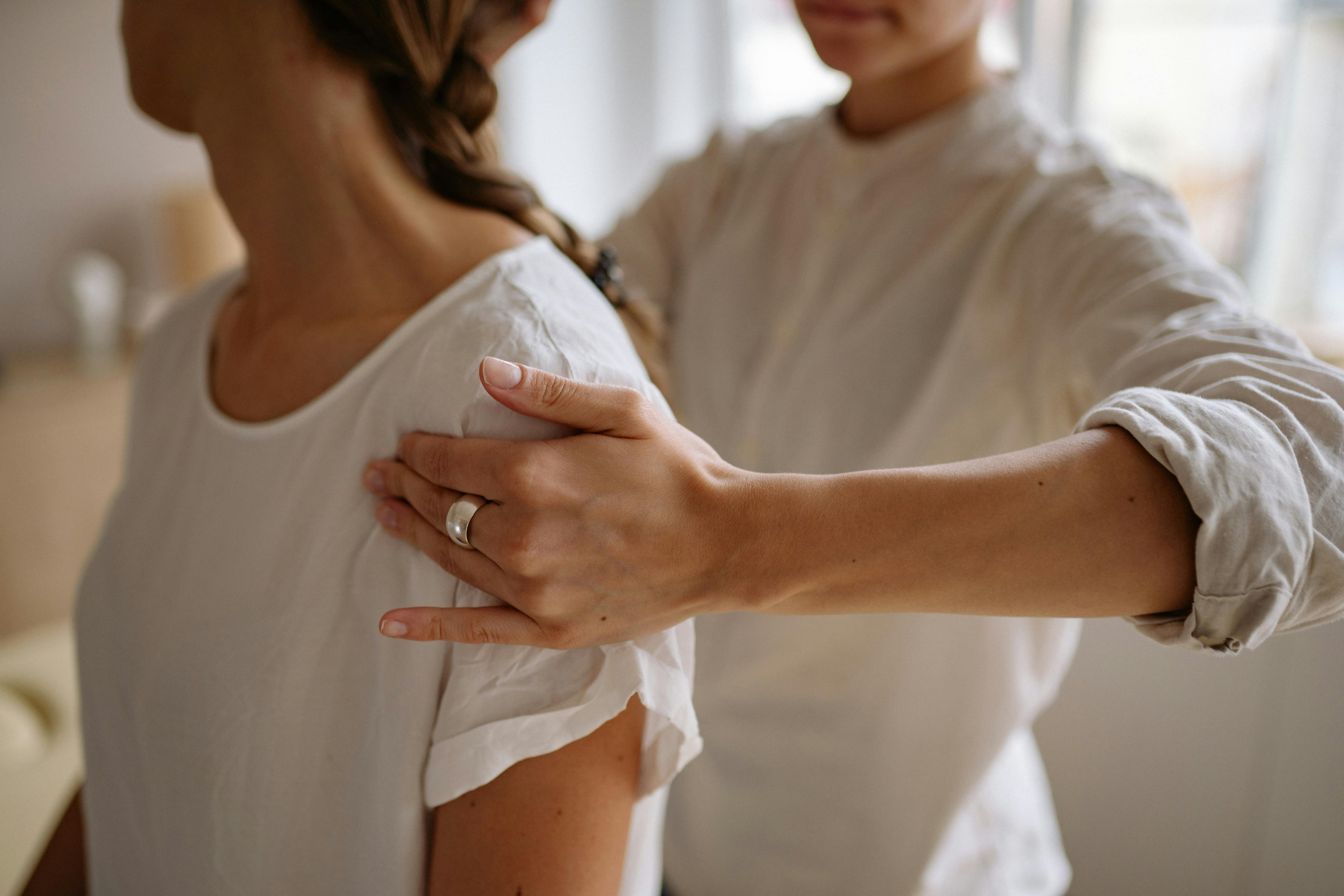 Physiotherapie: Therapeutin behandelt Schulter einer Patientin