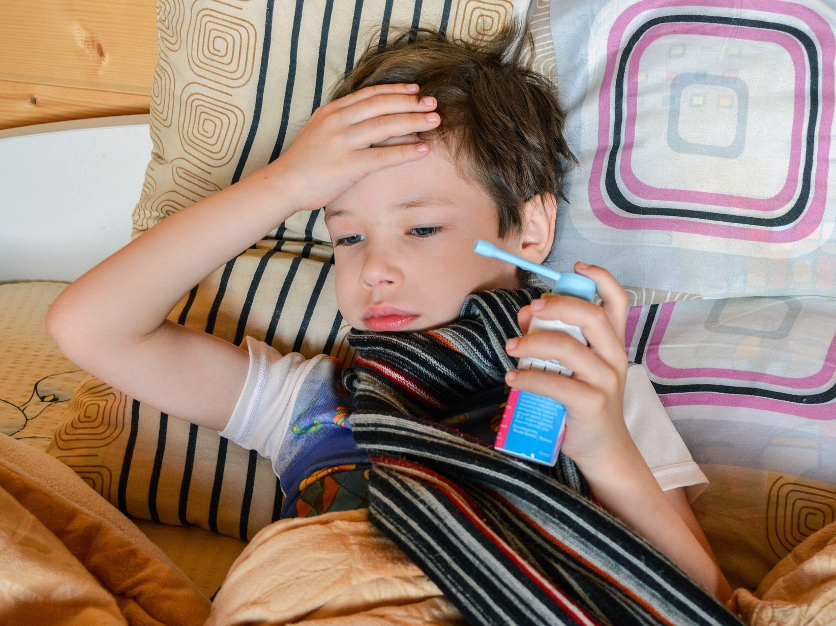 Kind mit Asthma verwendet Inhalator im Bett