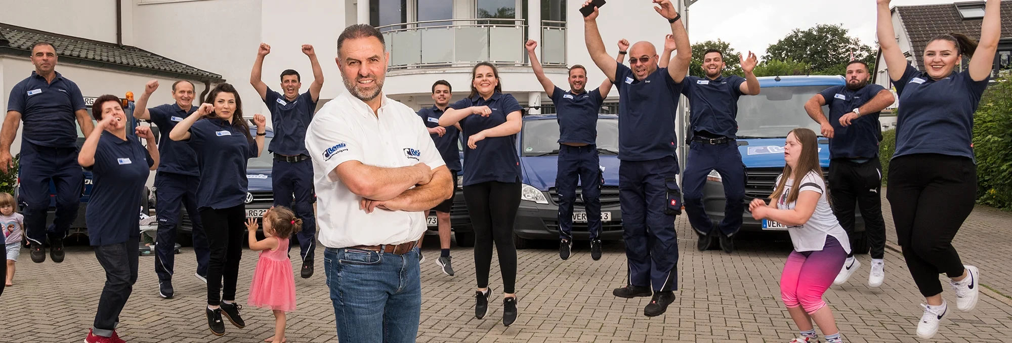 Professionelle Reinigungsdienstleistungen von einem engagierten Team Team von Reinigungsdienstleistern vor einem Gebäude