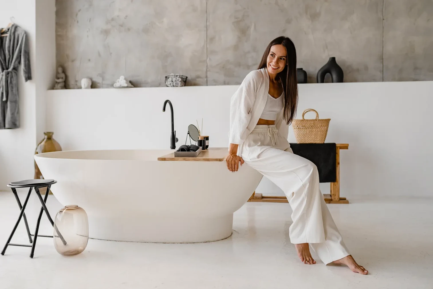 Modernes Badezimmer mit freistehender Badewanne und stilvoller Dekoration