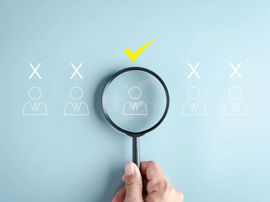 Stellenangebote: Auswahl des passenden Bewerbers mit Lupe und Häkchen