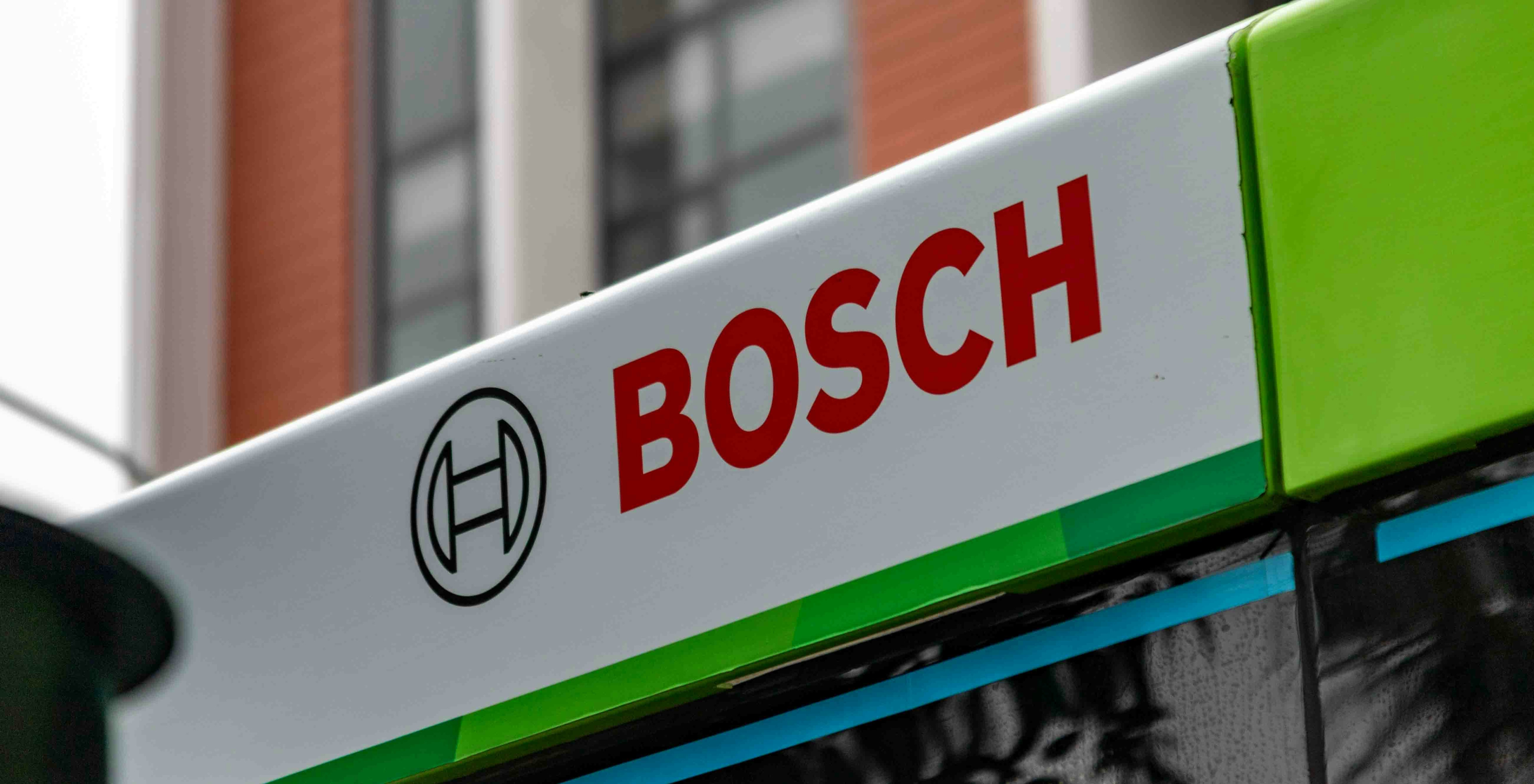 Bosch Logo auf einem Schild vor einem modernen Gebäude