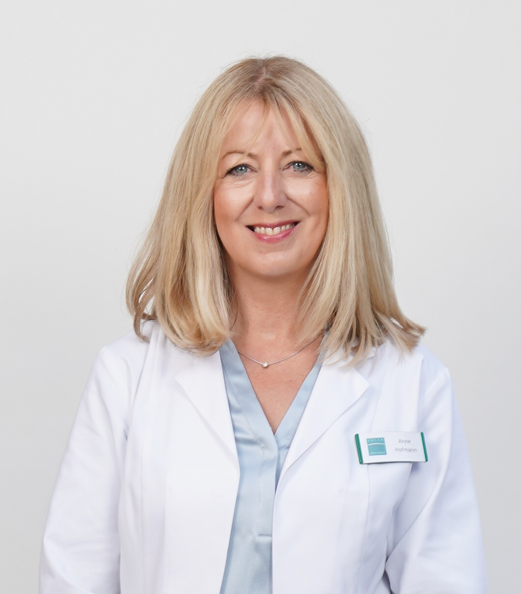 Anne Renard im weißen Kittel, Porträt einer Ärztin oder Wissenschaftlerin