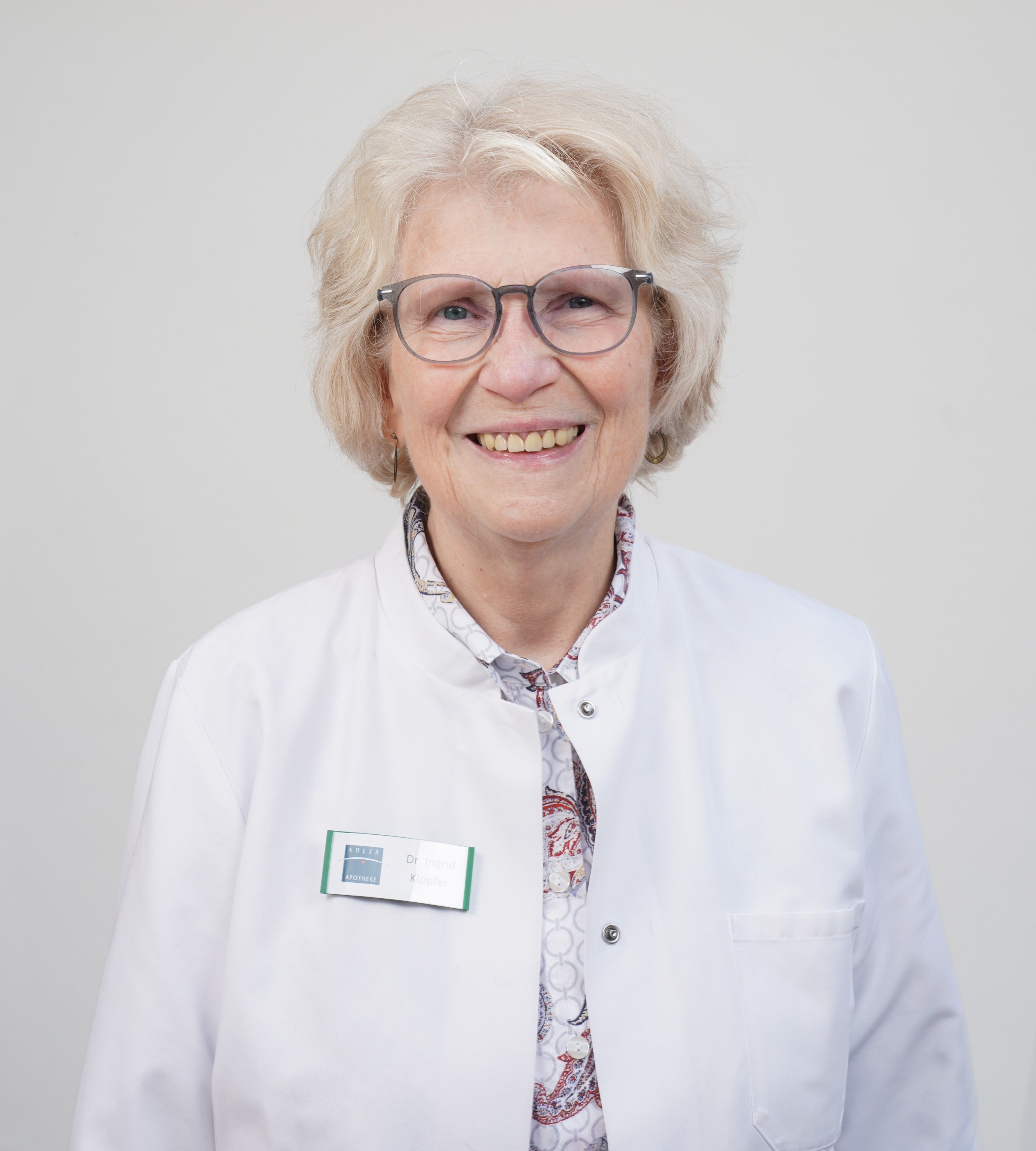 Dr. Ingrid Klopfer in weißem Arztkittel