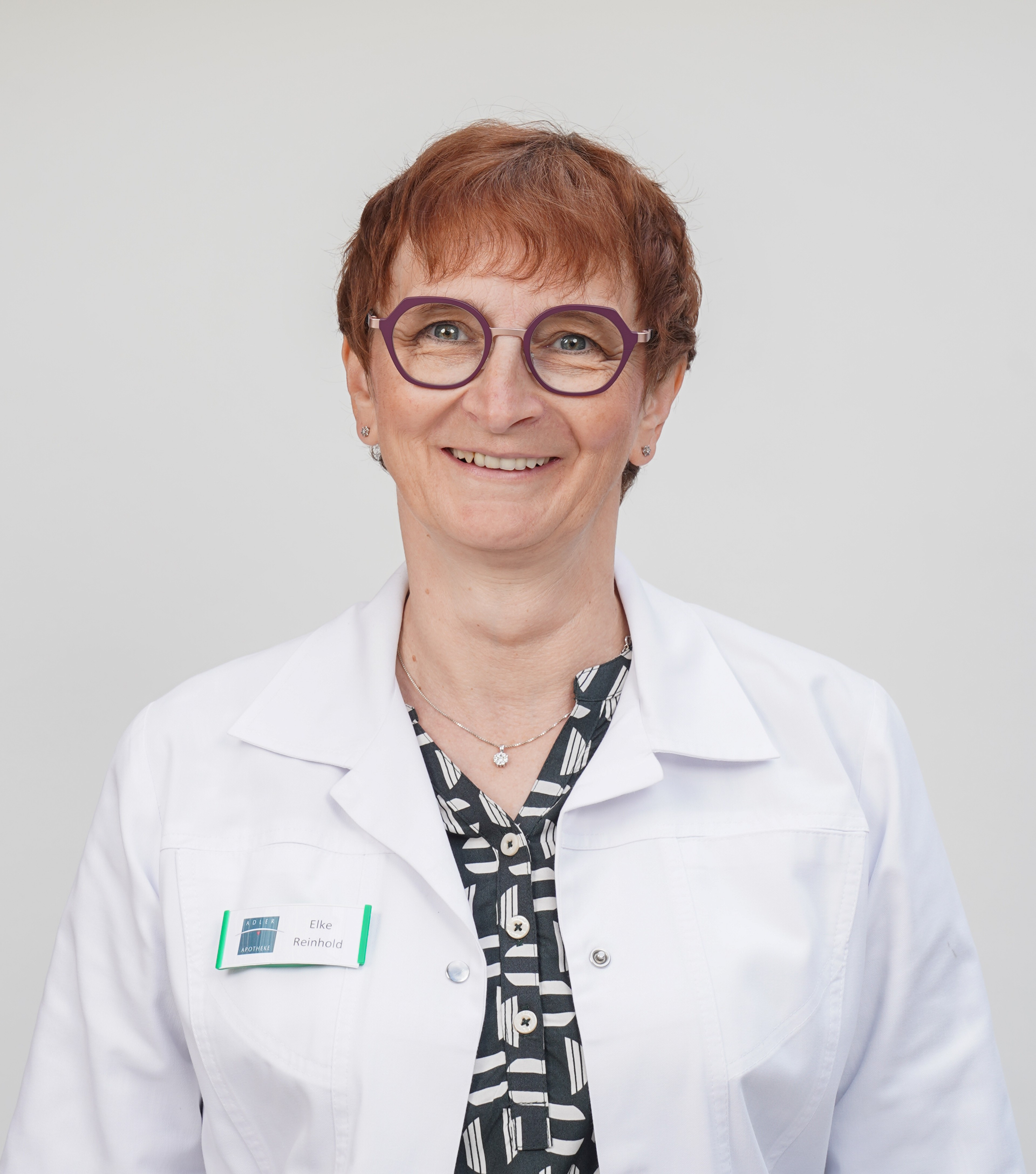 Elke Reinhold in weißem Kittel mit Namensschild
