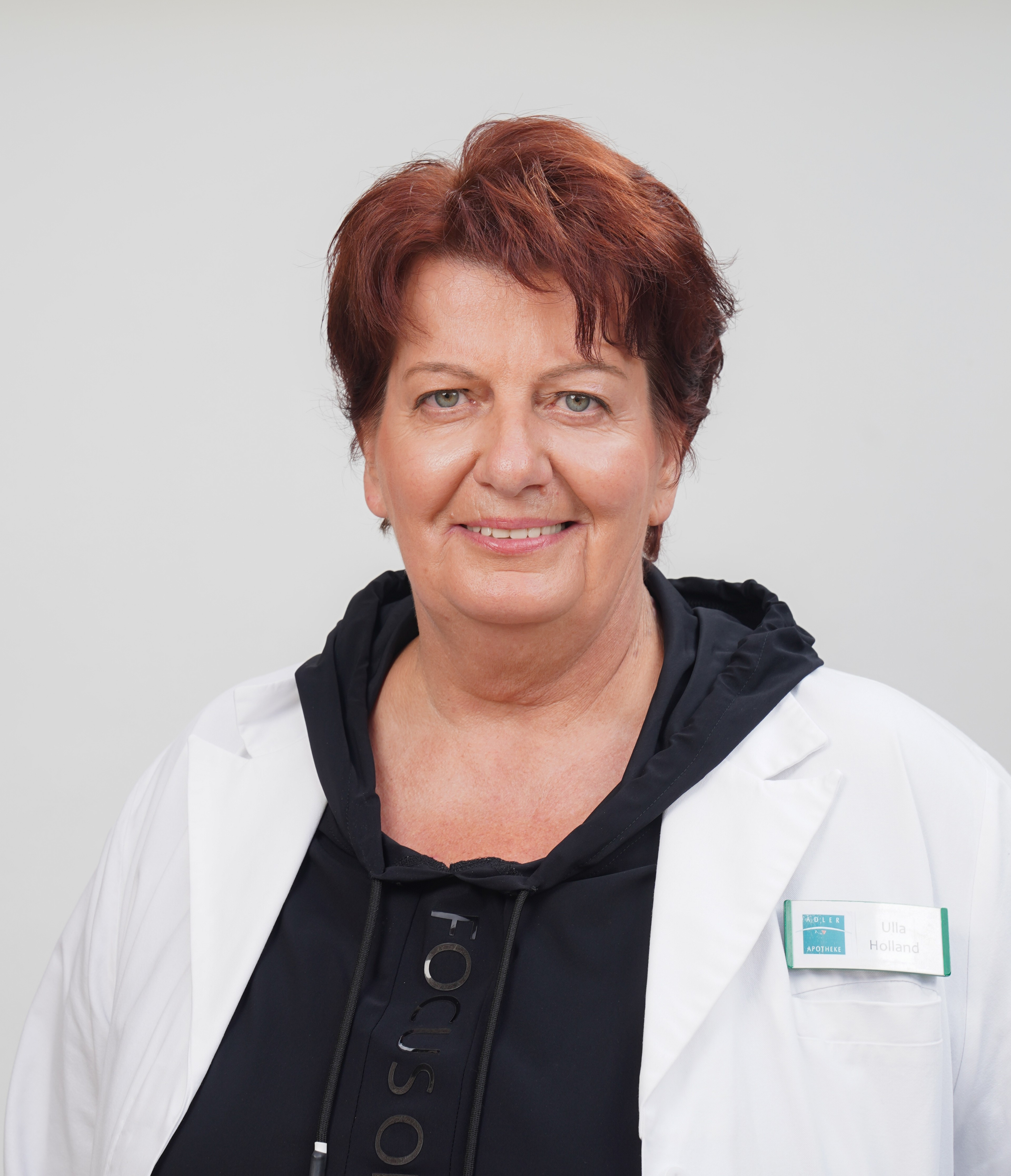 Ulla Holland im weißen Kittel, Mitarbeiterin einer Apotheke