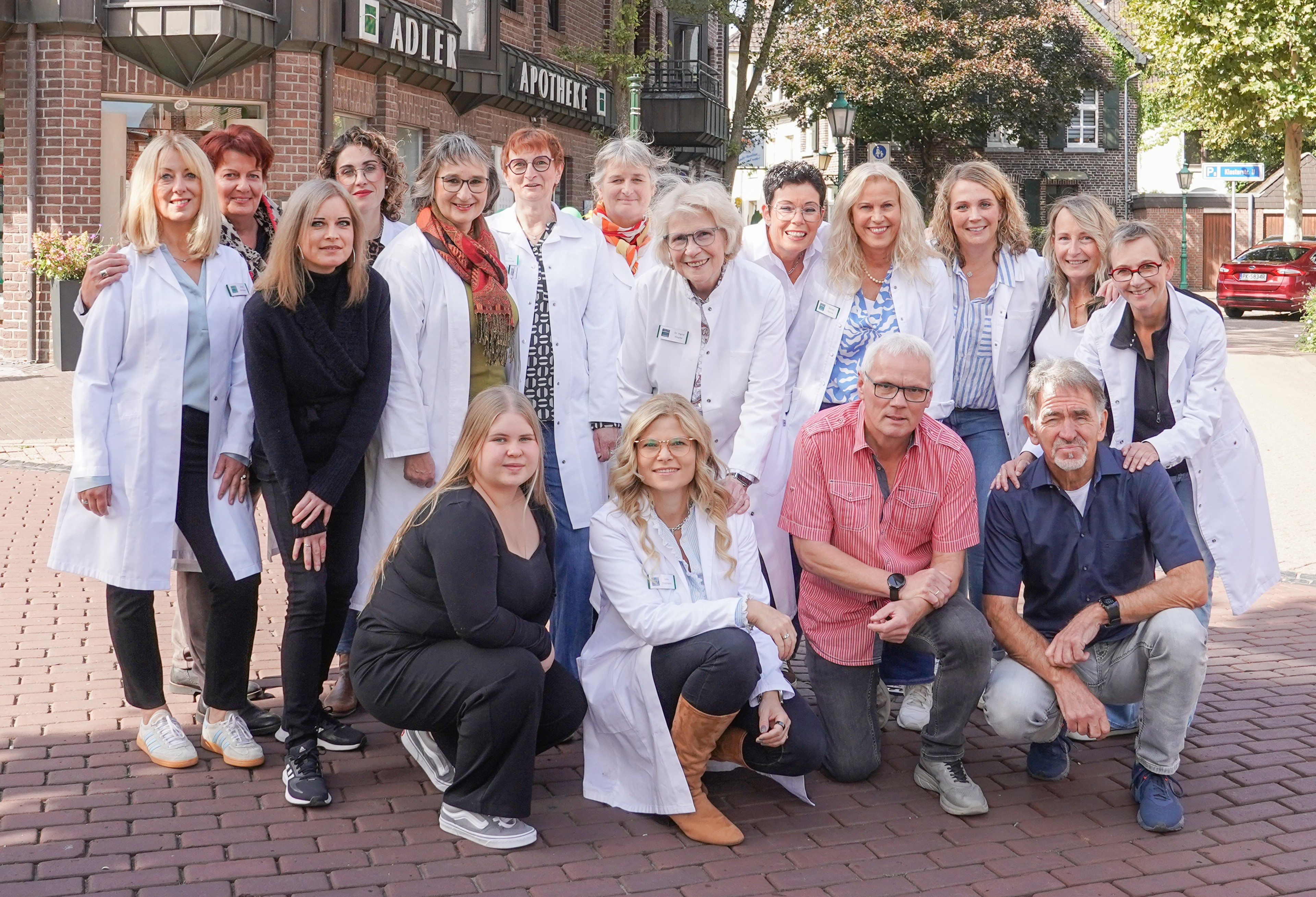 Team der Adler Apotheke Straelen vor dem Apothekengebäude