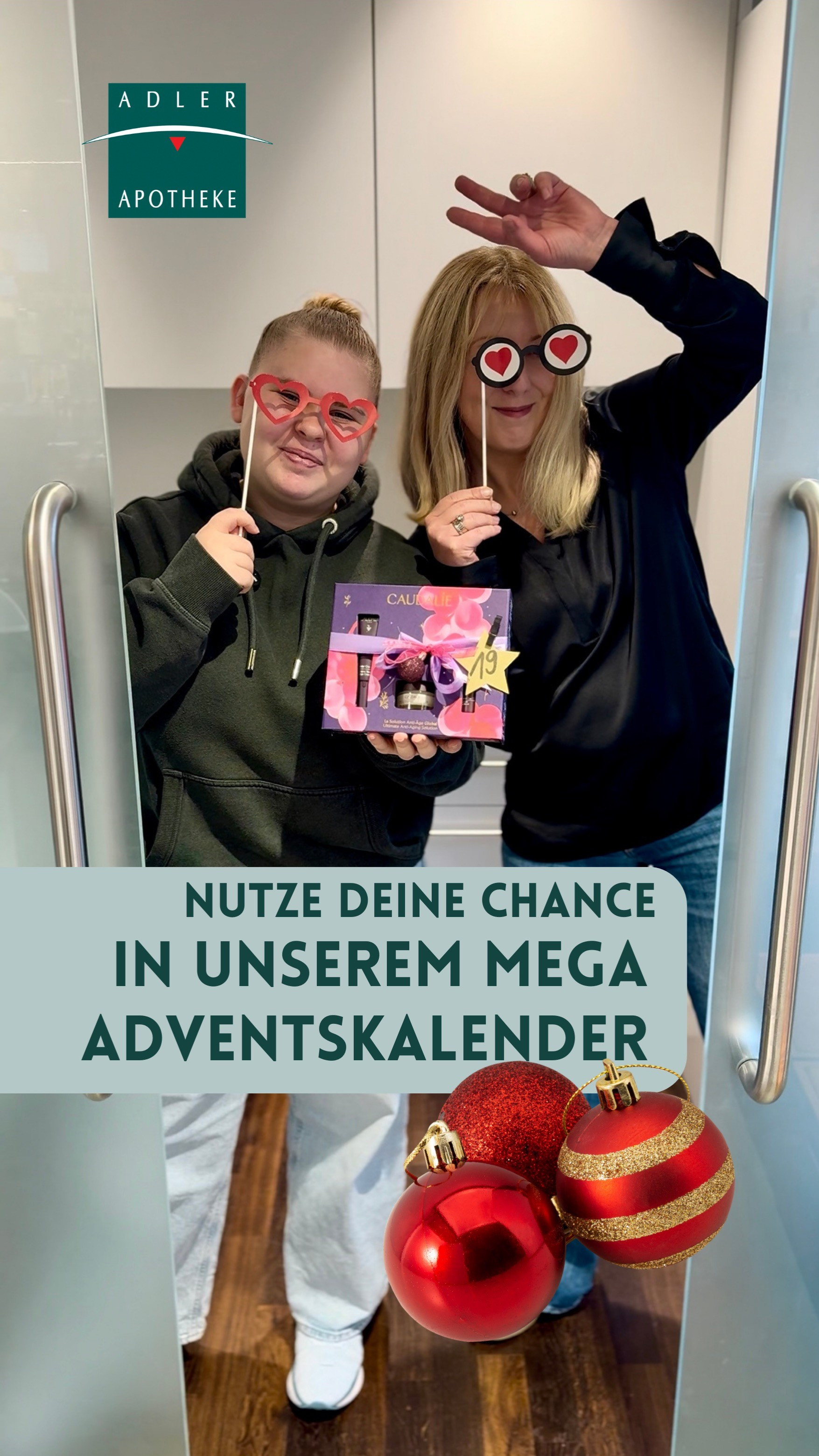 Zwei Personen halten ein Geschenkset aus einem Mega-Adventskalender mit der Aufschrift 'Nutze deine Chance in unserem Mega Adventskalender'.