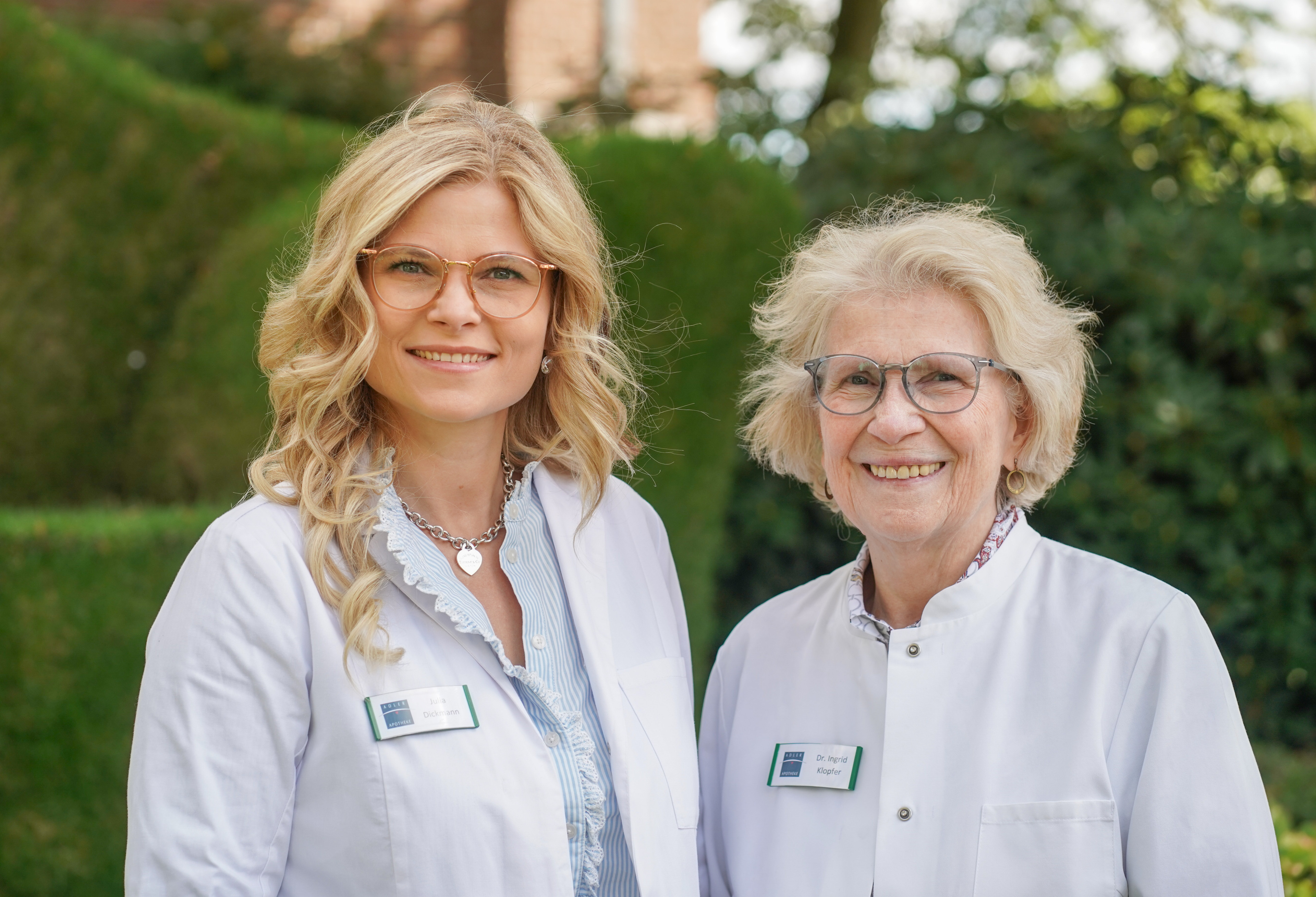 Zwei Ärztinnen in weißen Kitteln im Freien, fotografiert vom Fotostudio Kaufels