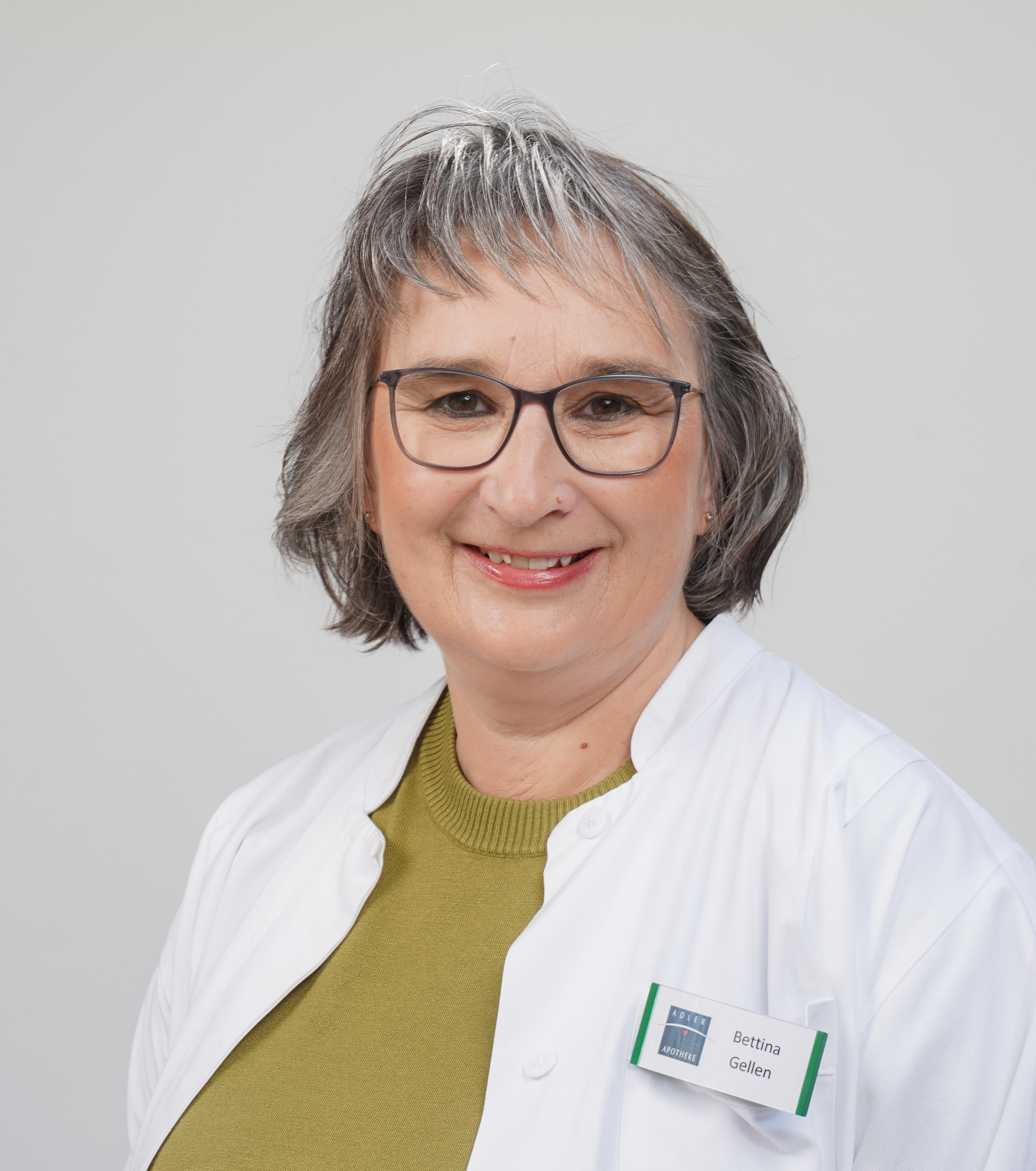 Bettina Gellen im weißen Kittel mit Namensschild