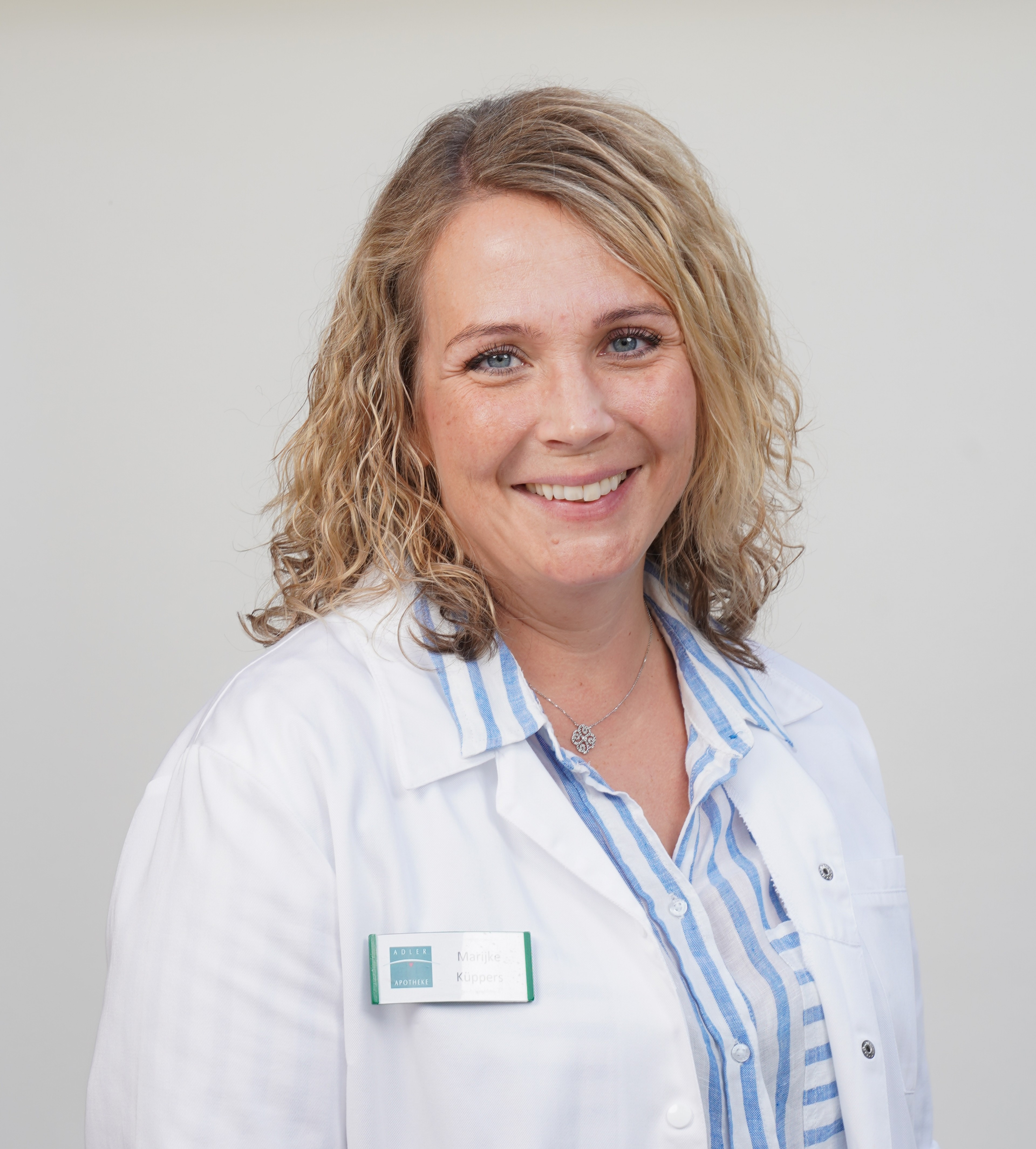 Marijke Küppers im weißen Kittel mit Namensschild