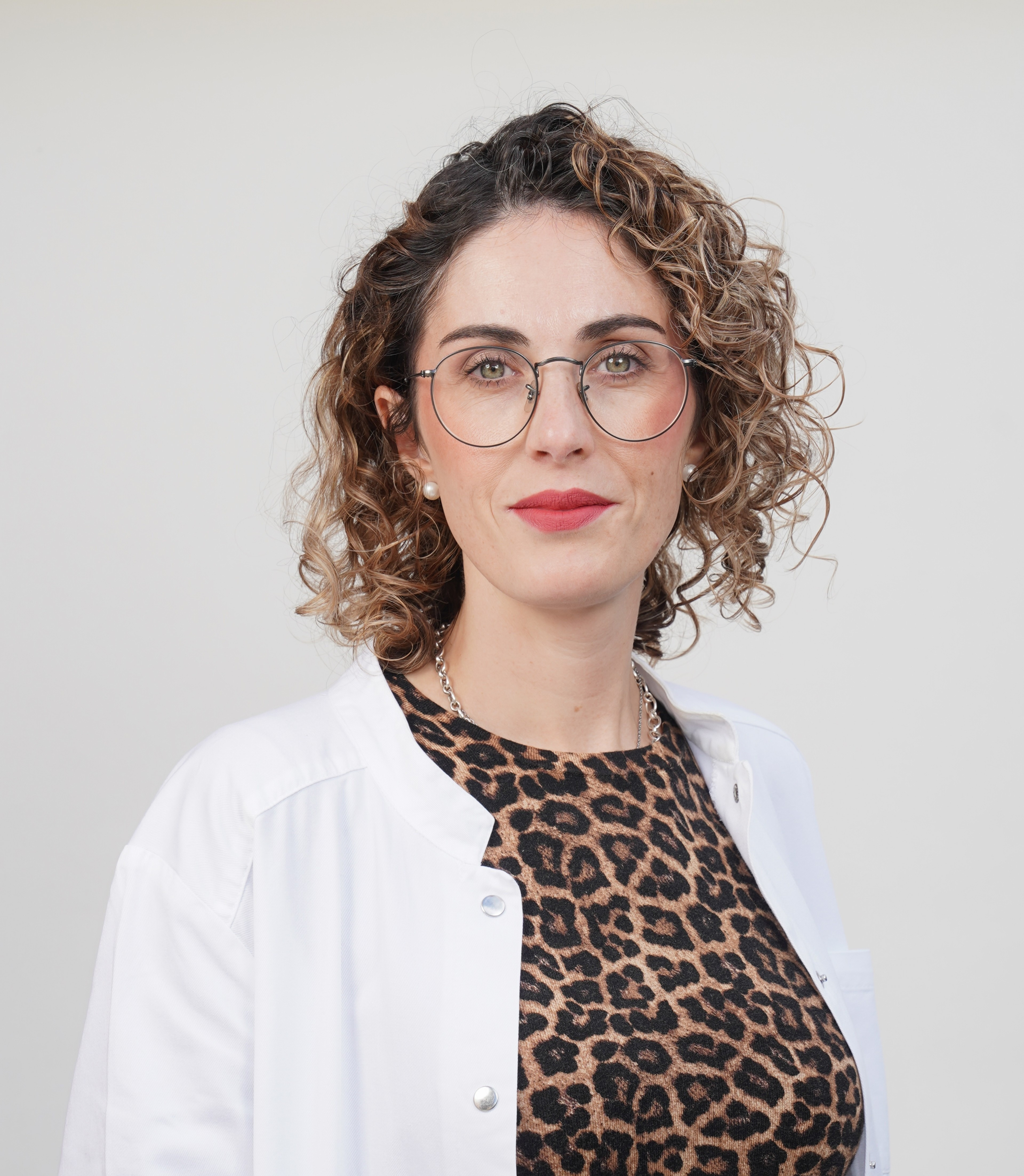 Porträt von Sonja Bartzsch Marinho in weißem Kittel und Leopardenmuster-Oberteil