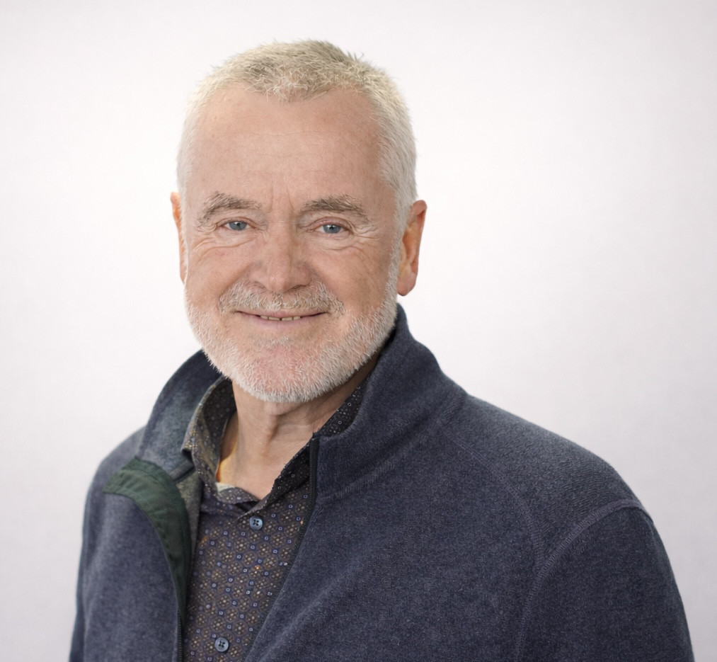 Porträt eines älteren Mannes mit grauen Haaren und dunkler Jacke, aufgenommen am 12. Januar 2026