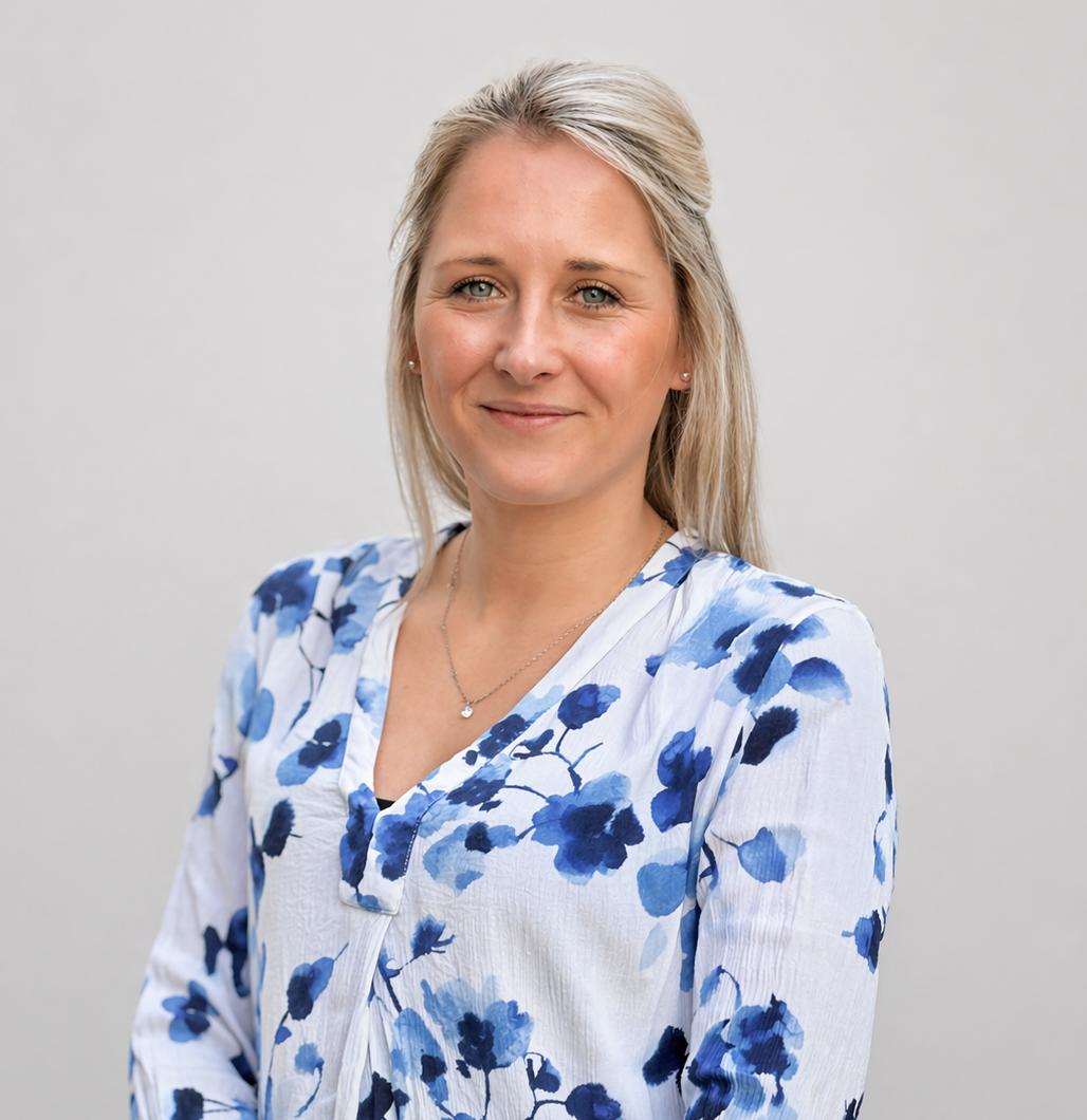 Portrait von Laura Galster vor neutralem Hintergrund