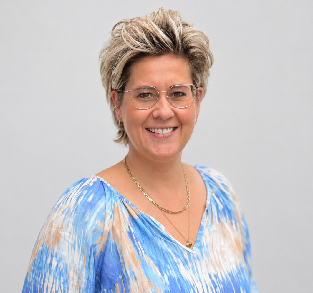 Portraitfoto von Vanessa für die Homepage, lächelnde Frau mit Brille und blauer Bluse