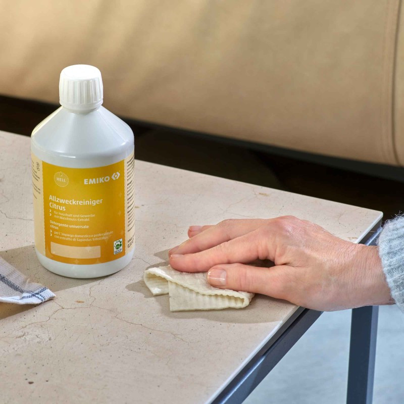 EMIKO Allzweckreiniger Citrus Flasche auf Tisch, Reinigung mit Tuch