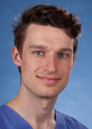 Porträt von Dr. med. Jakob Stogbauer vor blauem Hintergrund