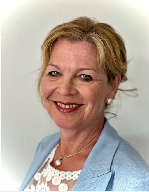 Porträtfoto von Dr. Victoria Rosenbach in hellblauem Blazer
