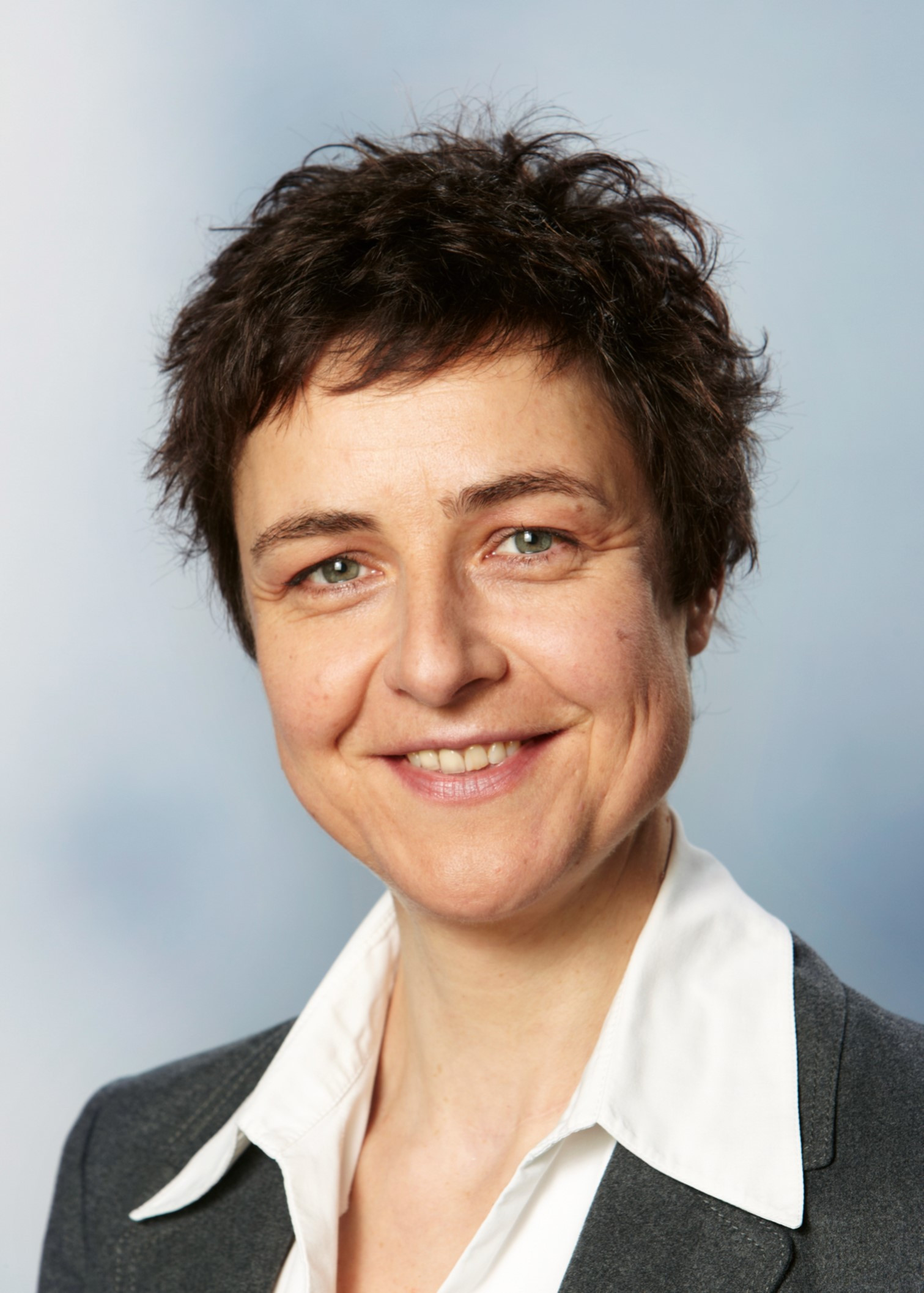 Portraitfoto von Kerstin Bernhard in Business-Outfit vor neutralem Hintergrund