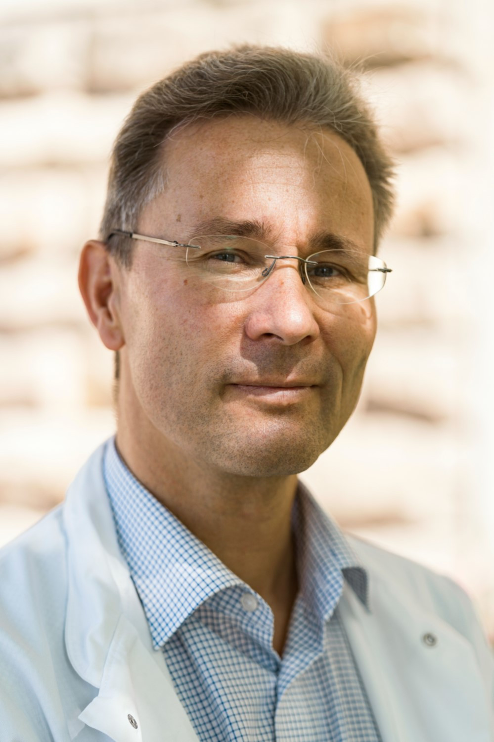 Porträt von Prof. Dr. med. Christoph Laske im Arztkittel