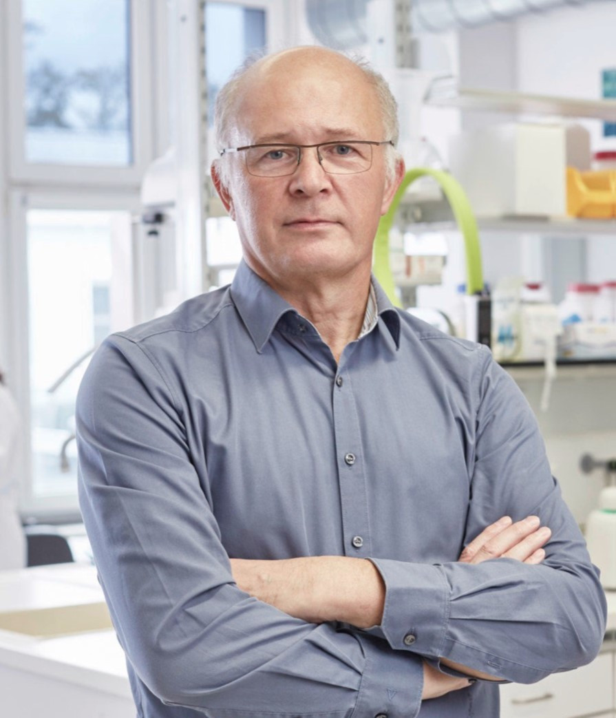 Prof. Dr. med. Karl Herbert Schäfer im Labor mit verschränkten Armen