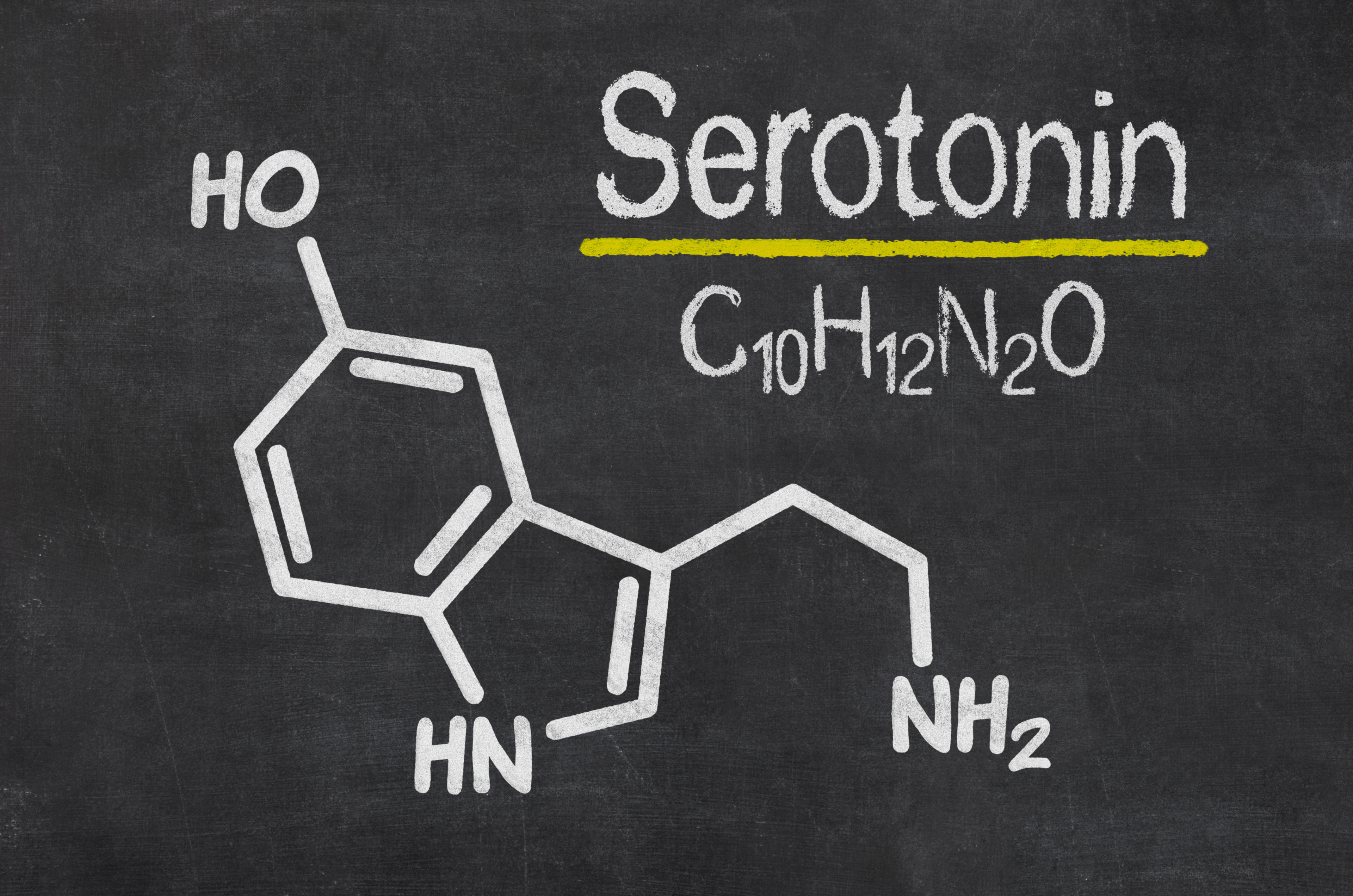 Obstipation und Serotonin: Chemische Strukturformel auf Tafel gezeichnet