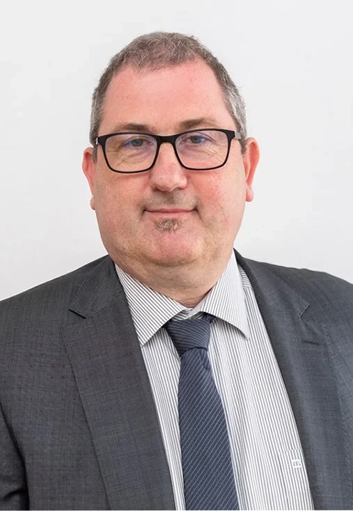 Stefan Schminke im Anzug und Hemd