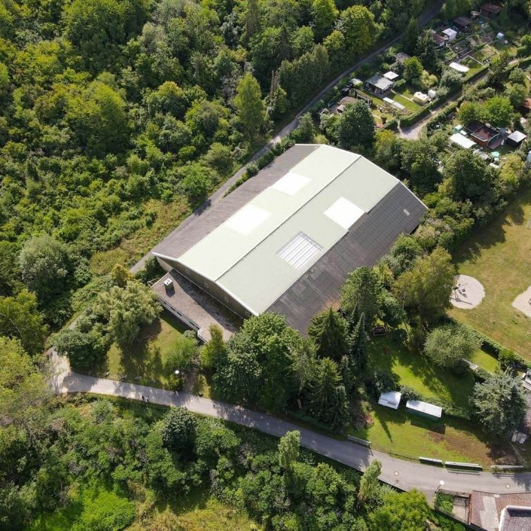 Luftaufnahme der Tennishalle des TC RW Gerbrunn umgeben von viel Grün