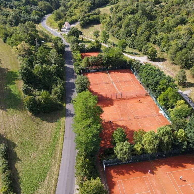 Luftaufnahme der Tennisplätze des TC RW Gerbrunn inmitten grüner Landschaft