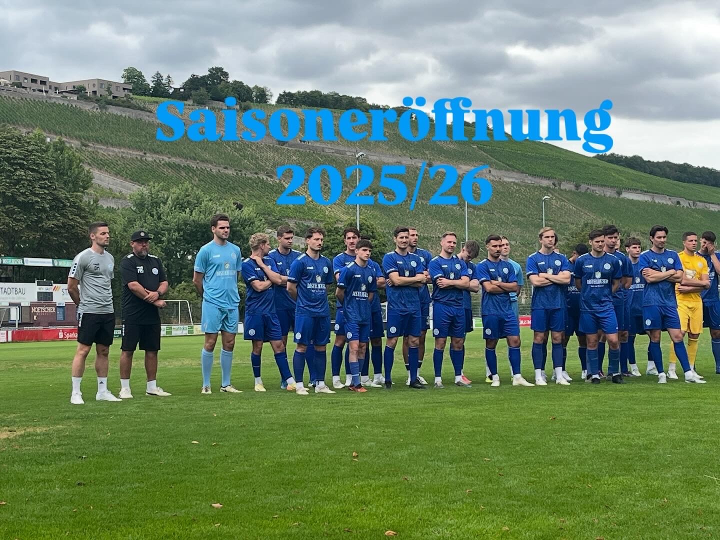 Fussballmannschaft bei der Saisoneröffnung 2025/26 auf dem Spielfeld