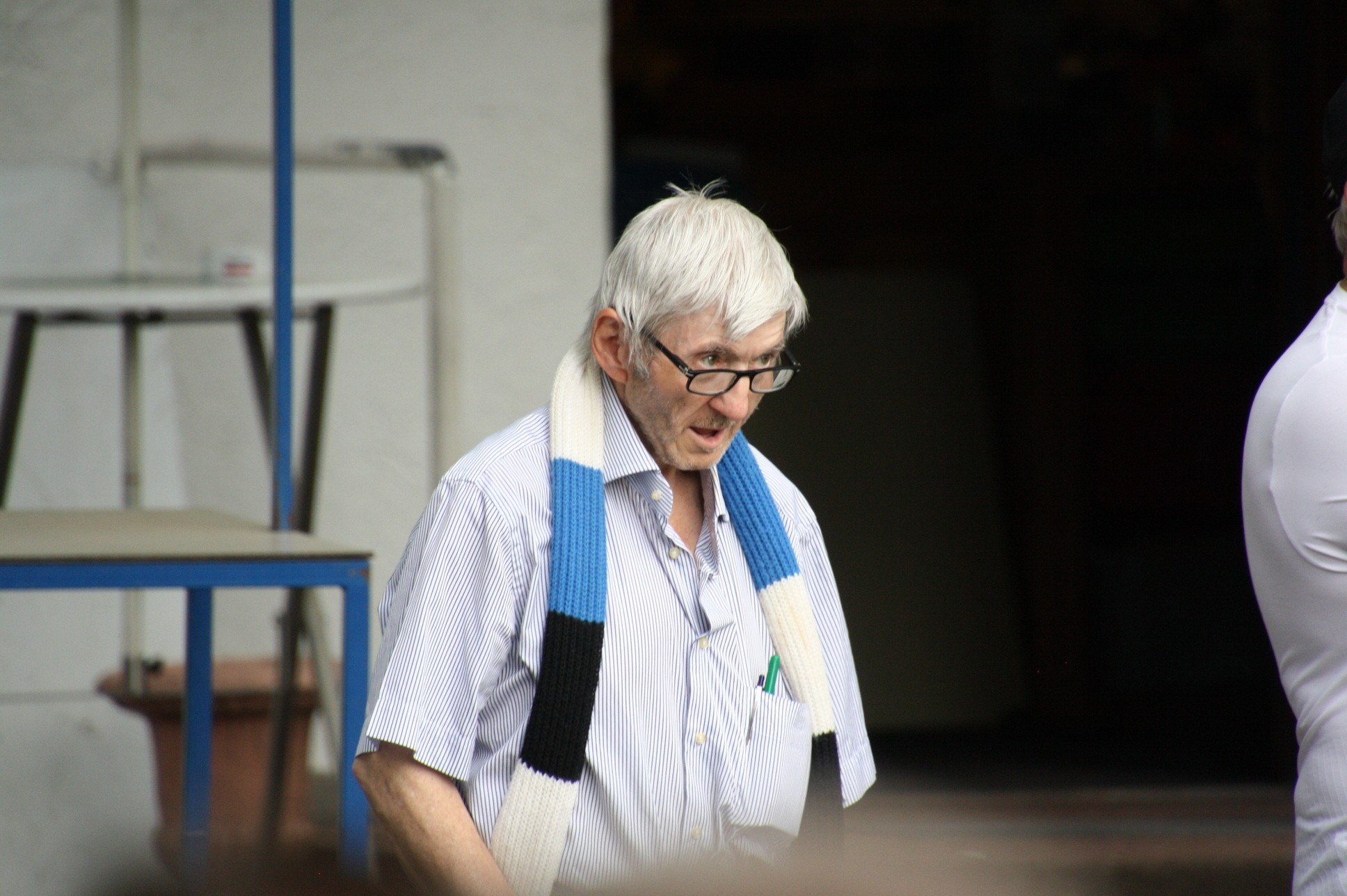 Hartmut mit blau-weiß-schwarzem Schal und gestreiftem Hemd am 4. September 2022