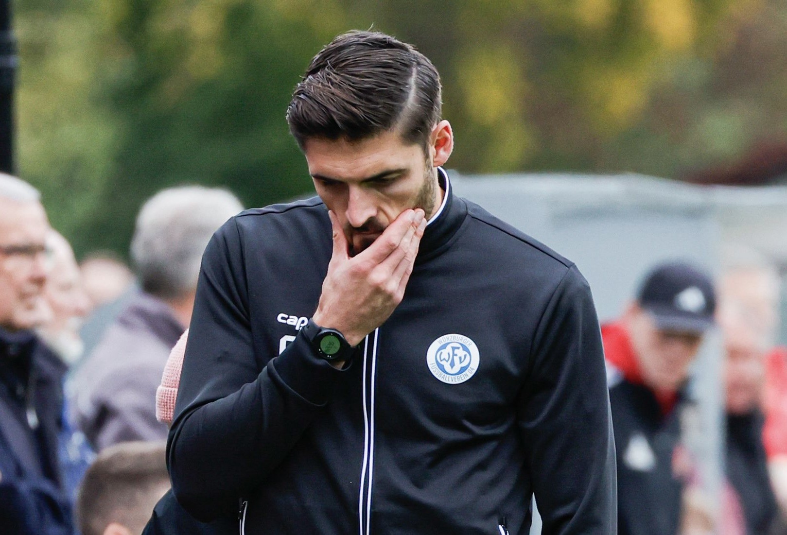 Trainer des Wuppertaler SV im schwarzen Trainingsanzug auf dem Fußballplatz