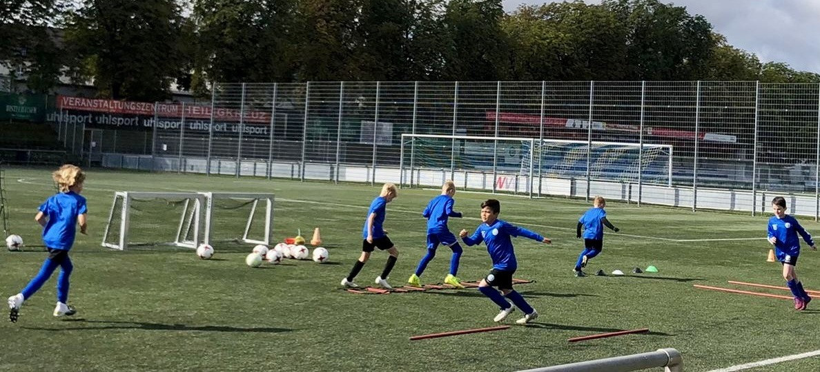 Kinder beim Fußballtraining während der Fußballtage auf dem Sportplatz
