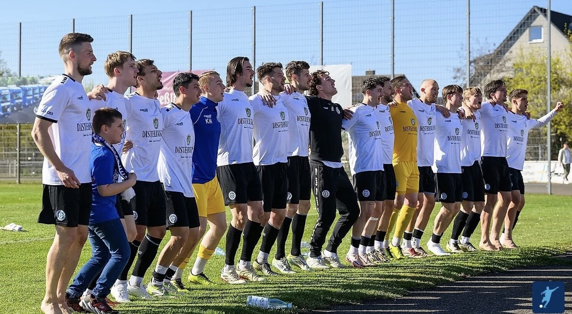 Fußballmannschaft feiert gemeinsam auf dem Spielfeld nach einem Spiel