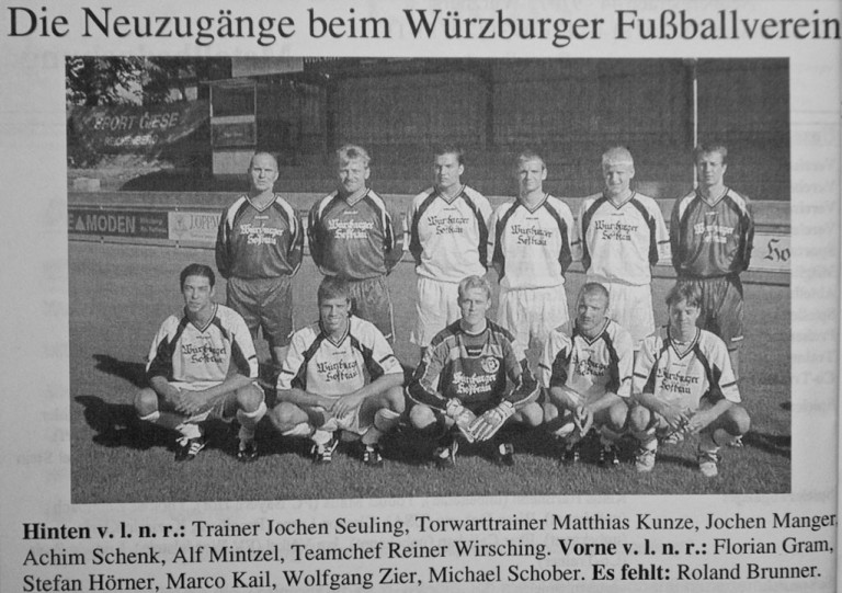 Neuzugänge beim Würzburger Fußballverein, Mannschaftsfoto mit Spielern und Trainern in Vereinskleidung