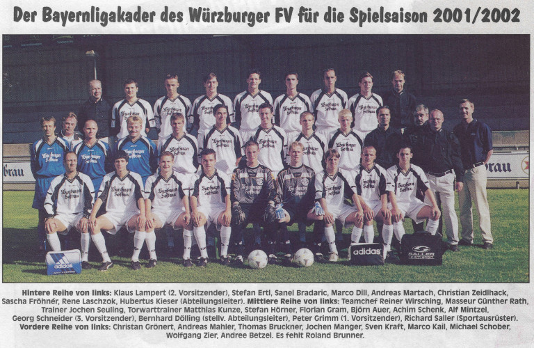 Mannschaftsfoto des Würzburger FV mit Trainern und Vorständen für die Saison 2001/2002