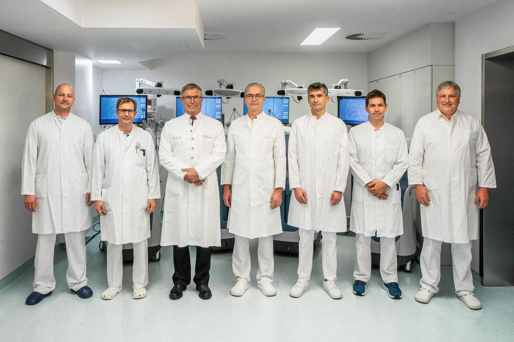 Gruppe von Chirurgen in einem modernen Krankenhaus