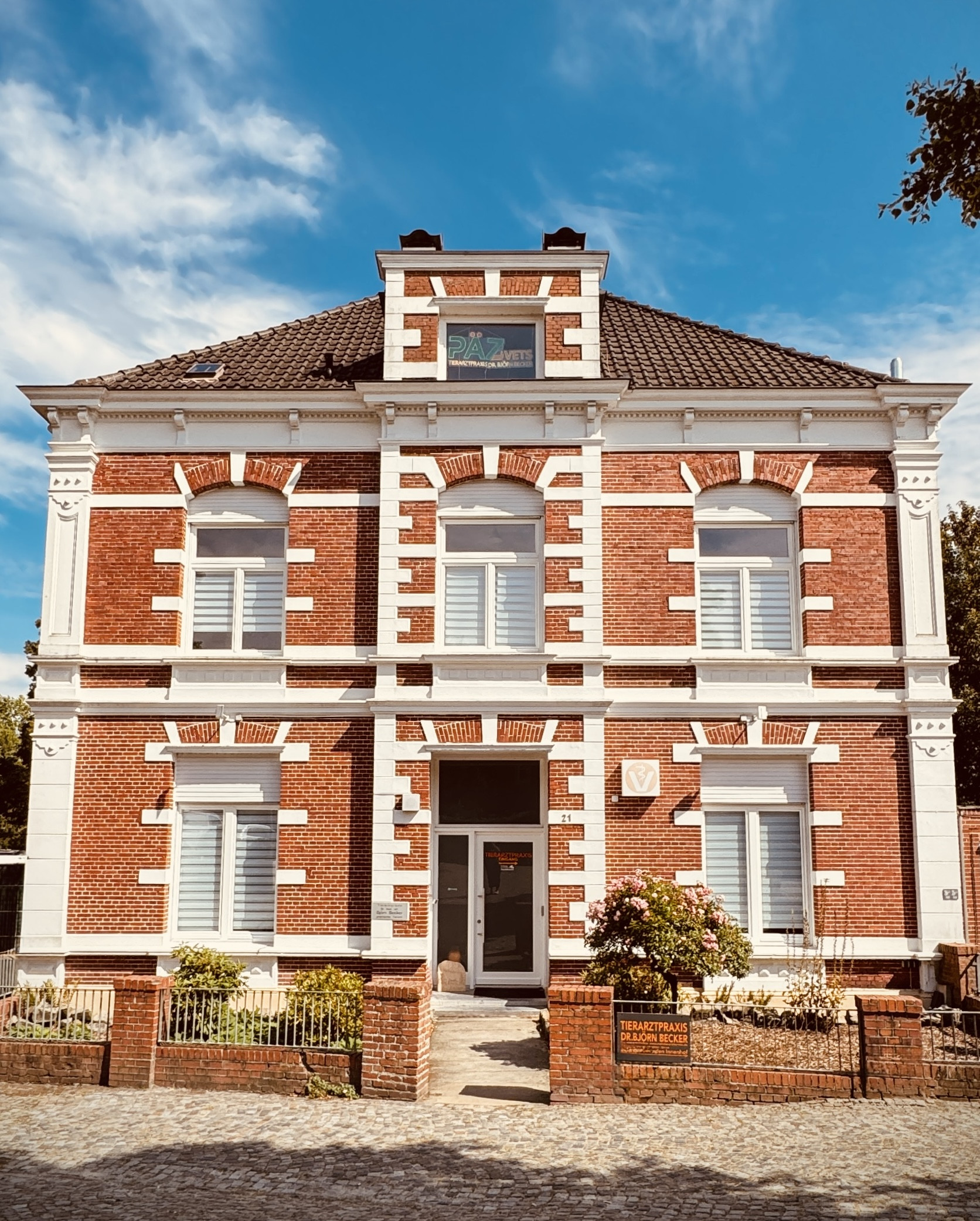 Historisches Backsteingebäude mit moderner Tierarztpraxis Dr. A. Becker
