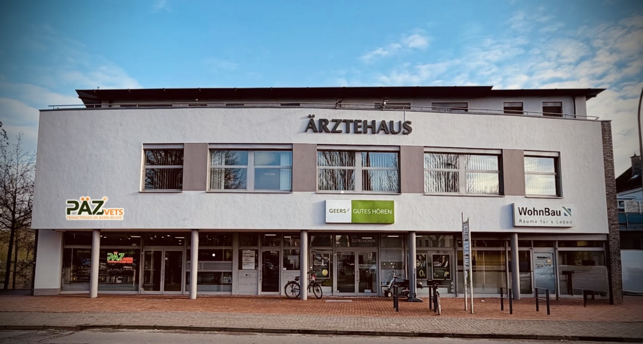 Modernes Ärztehaus mit Geers Gutes Hören Filiale von außen