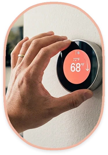 Hand stellt smartes Thermostat ein, modernes Design, mittig im Header platziert, farbige Anzeige